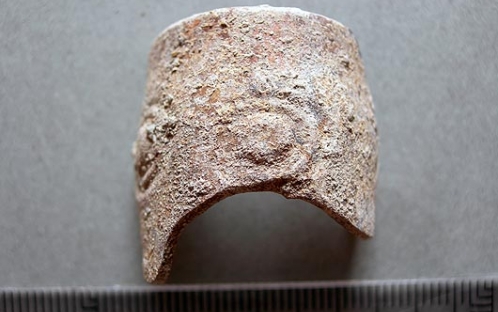 Bordo de vidro (século XI) antes da intervenção de conservação