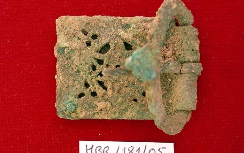 Fivela de bronze (século XII) antes da intervenção de conservação