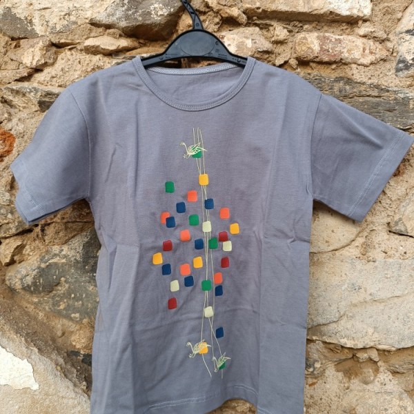 T-shirt cinza e quadrados